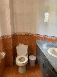 a bathroom with a toilet and a sink at Departamento 3 Dormitorios vista al mar Tonsupa, Ecuador. in Tonsupa