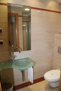 a bathroom with a green sink and a toilet at Hostal Moreno in Silla