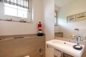 Ein Badezimmer in der Unterkunft Landhaus Westerhörn, Sölring Tir, App. 1