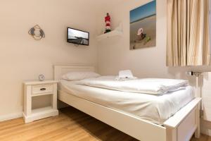 Ein Bett oder Betten in einem Zimmer der Unterkunft Landhaus Westerhörn, Sölring Tir, App. 1