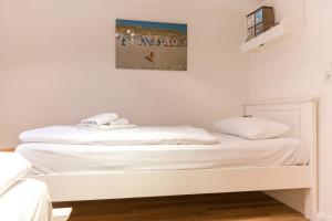 Ein Bett oder Betten in einem Zimmer der Unterkunft Landhaus Westerhörn, Sölring Tir, App. 1