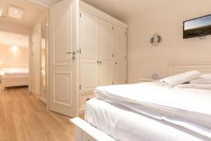 Ein Bett oder Betten in einem Zimmer der Unterkunft Landhaus Westerhörn, Sölring Tir, App. 1