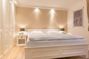 Ein Bett oder Betten in einem Zimmer der Unterkunft Landhaus Westerhörn, Sölring Tir, App. 1