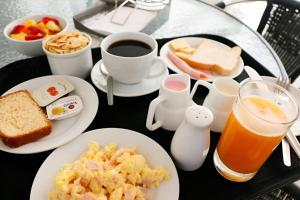 einen Tisch mit einem Tablett mit Frühstückszutaten und Getränken in der Unterkunft Hotel Country Trujillo in Trujillo