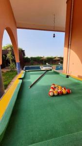 uma mesa de bilhar com bolas em cima em Marrakech Luxury Villa Farm em Marrakech
