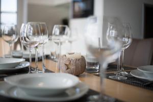 ヴェニングシュテットにあるOceanhouse Cordi App 9のワイングラスと皿、キャンドル付きのテーブル