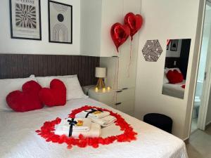 Un dormitorio con una cama con corazones rojos. en Espaço único ao lado do teatro Renault e hospitais, en São Paulo