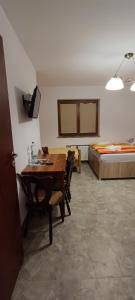 Habitación con mesa, sillas y cama en Apartamenty z ogrodem nr 1, en Mrągowo