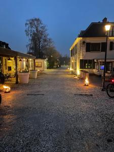 an empty street at night with a street light and buildings at The Riverside Logies & Restaurant in Maarssen