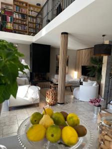 um prato de fruta numa mesa numa sala de estar em Villa vue imprenable sur château em Ansouis
