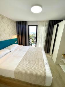 sypialnia z dużym łóżkiem i oknem w obiekcie Las Americas Bungamar apartment w Playa de las Americas
