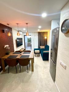 - un salon avec une table et un canapé bleu dans l'établissement Las Americas Bungamar apartment, à Playa de las Americas