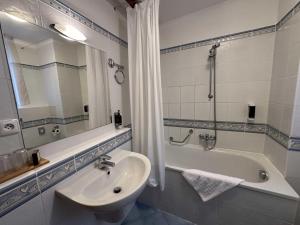 Baðherbergi á Hotel U Zámečku Cihelny