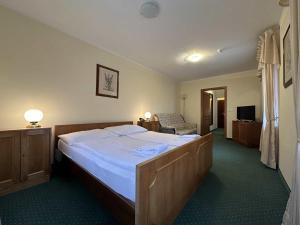 Rúm í herbergi á Hotel U Zámečku Cihelny