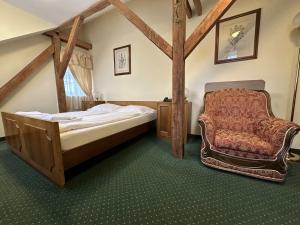 Rúm í herbergi á Hotel U Zámečku Cihelny