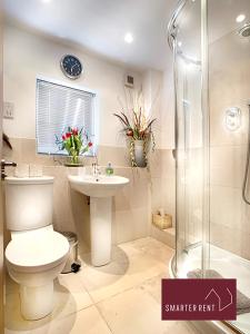 ein Bad mit einem WC, einem Waschbecken und einer Dusche in der Unterkunft Clearwater - Lower Mill in Somerford Keynes