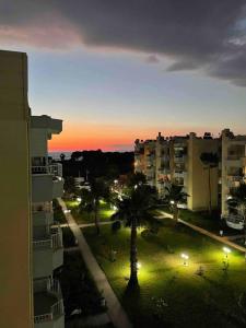 Blick auf eine Stadt mit Palmen und Gebäuden in der Unterkunft Güzelçamli, Kusadasi Apartment with a pool in Kusadası