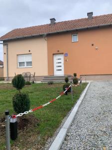 a house with a rope in front of a yard at Prenoćište Šimić in Slavonski Brod