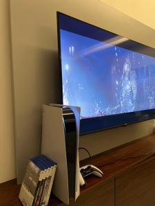 een televisiescherm met een videospel erop bij Green Star City Apartment in Dehiwala