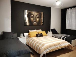 a bedroom with a bed and a statue of a head at Issoudun appart élégant 150m² in Issoudun