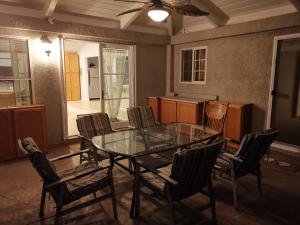 comedor con mesa de cristal y sillas en Casa De Thousand Oaks, en Thousand Oaks