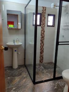 La salle de bains est pourvue d'une douche et d'un lavabo. dans l'établissement Finca con vista al embalse y jacuzzi, à Guatapé