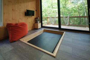 Habitación con una alfombra en el suelo y una ventana en Cabin Zoobox 57, en Eastman