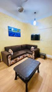 een woonkamer met een bank en een salontafel bij Galaxy Apartments in Aqaba