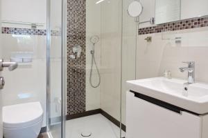 ein Badezimmer mit Toilette, Waschbecken und Dusche in der Unterkunft Sylter Stubn  in Westerland + 18 Fotos