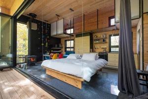 een slaapkamer met een groot bed in een kamer bij Cabin Zoobox 62 in Eastman