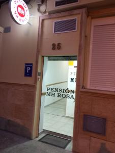 una puerta abierta de un edificio con un cartel. en MHrosa en Valencia