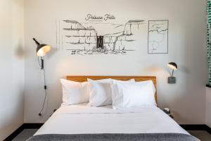 a bedroom with a bed with a drawing on the wall at The SPARROW in Boise
