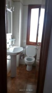 Sol Isla في أرينال دو ان كاسيل: حمام مع مرحاض ومغسلة ونافذة