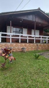 a house with a lawn in front of it at Chalé urbano in Miguel Pereira