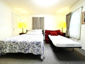um quarto com uma cama e um sofá vermelho em Bittersweet Inn 