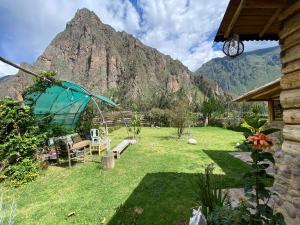 a backyard with a view of a mountain at Cabaña del viajero. in Ollantaytambo