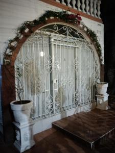 an ornate gate in a room with two vases at Pequeño y acojedor departamento muy bien ubicado in Veracruz