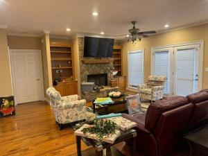 Χώρος καθιστικού στο Pet Friendly on 5 Acres! 3 Master Suites Sleeps 14