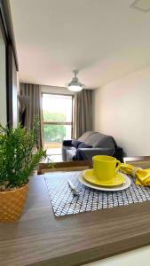 uma placa amarela numa mesa numa sala de estar em Blue Hope by Mosaico Stays em Vitória