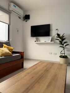 盧漢德庫約的住宿－Complejo Carrodilla - Lujan de Cuyo，客厅配有床和平面电视