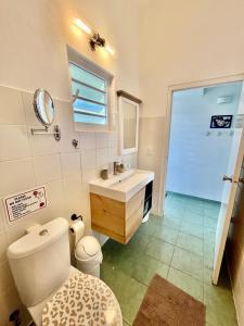 Baðherbergi á Lagoon Ocean Resort 2 bdrm/2bath with beach access