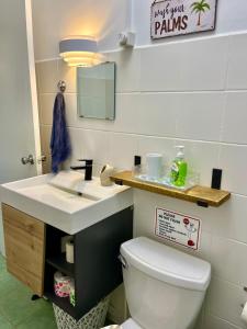 Baðherbergi á Lagoon Ocean Resort 2 bdrm/2bath with beach access