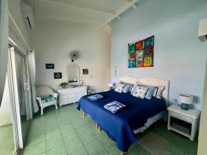 Rúm í herbergi á Lagoon Ocean Resort 2 bdrm/2bath with beach access