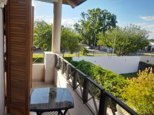 balkon ze stołem i widokiem na ulicę w obiekcie Elegante piso en barrio privado w mieście Godoy Cruz