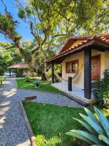 une petite maison avec un chemin menant à celle-ci dans l'établissement Verde da Mantiqueira Chalés, à Visconde de Mauá