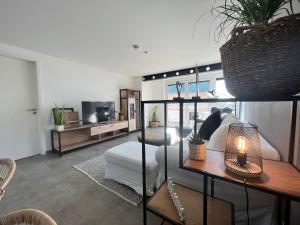 Una sala de estar con un sofá y un televisor. en Sonnenschein, en Stetten