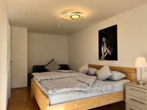 Un dormitorio con una cama y un cuadro en la pared. en Sonnenschein, en Stetten