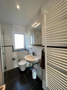 Un baño blanco con lavabo e inodoro. en Sonnenschein, en Stetten 11 fotos más