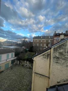 una vista aerea di una città con edifici e faglie di Chambre d'hôte a Versailles