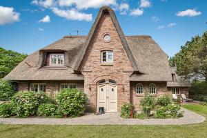 a large brick house with a peaked roof at Familier Hygge Hus in Braderup